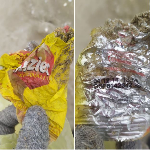 rifiuti di plastica in spiaggia a cervia